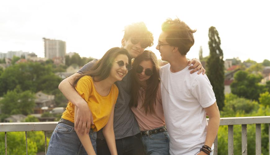 Benarkah Persahabatan Semakin Sulit Dipertahankan di Usia Dewasa?