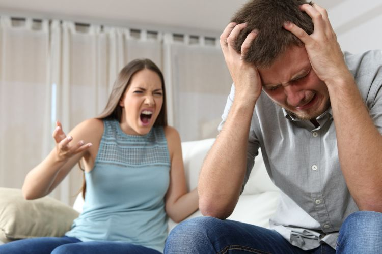 Viral Video Istri Pukul Suami Penderita Stroke, Kenapa Warganet Emosi?
